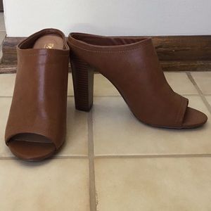 Open toe brown mules